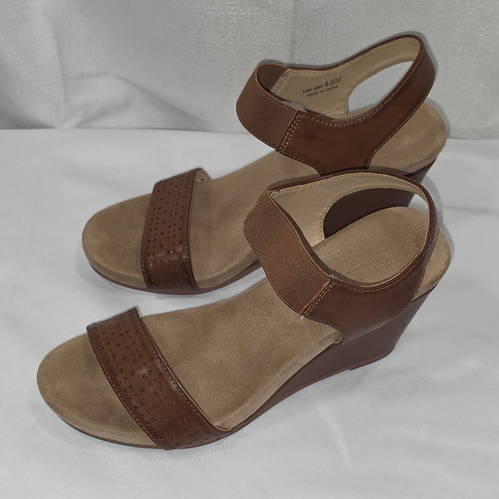 CL Chinese Laundry Womens Brown Wedge Sandals Perforated Strap Size US 6.5 EU 37